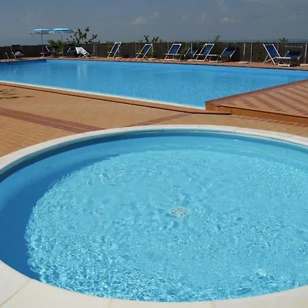 Sleeps 2 With Pool Apartamento